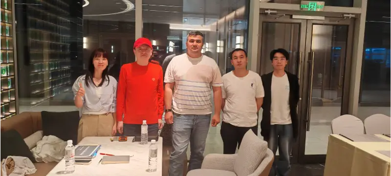 ​Liesa thảo luận kinh doanh với một khách hàng Trung Á